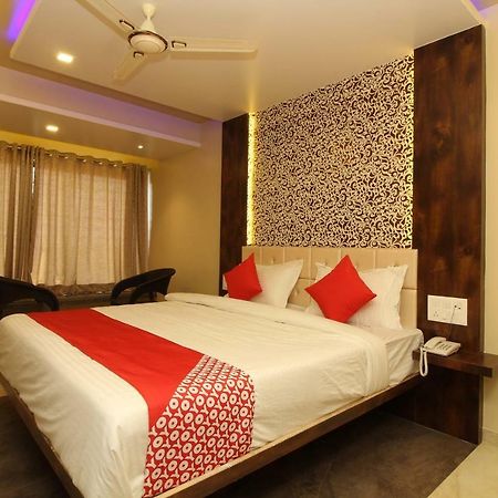 Oyo 37468 Nisha Lodging Hotel โซลาปูร์ ภายนอก รูปภาพ