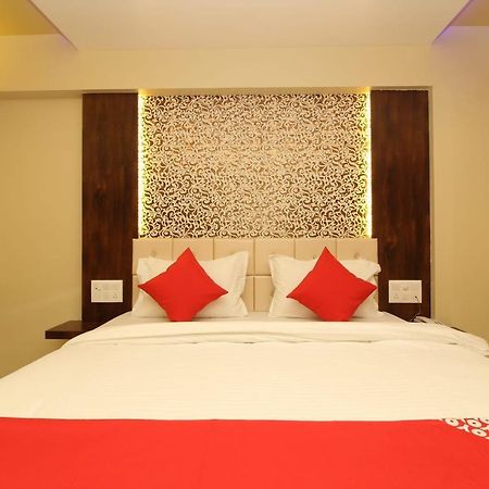 Oyo 37468 Nisha Lodging Hotel โซลาปูร์ ภายนอก รูปภาพ