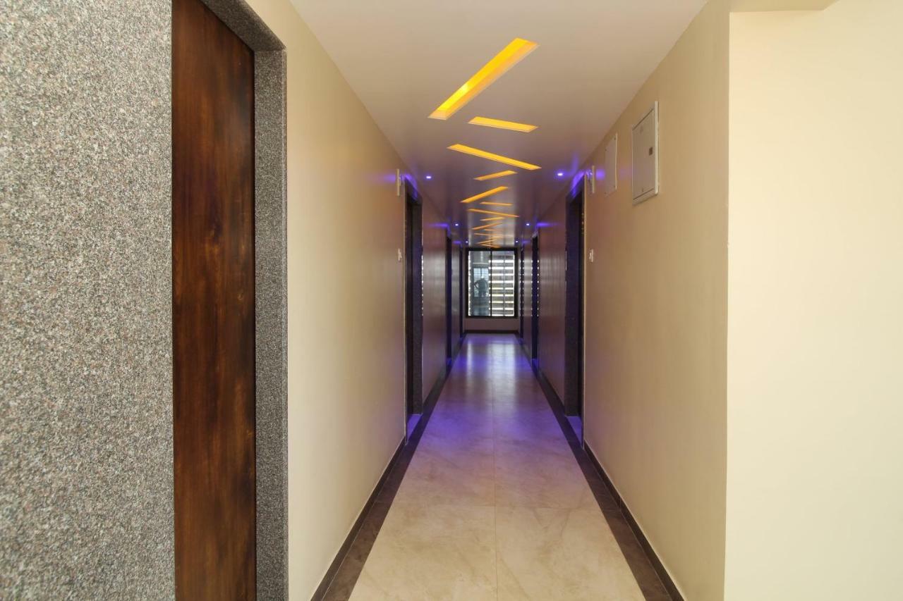 Oyo 37468 Nisha Lodging Hotel โซลาปูร์ ภายนอก รูปภาพ