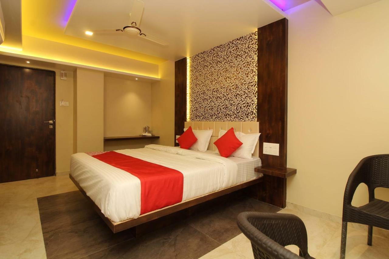 Oyo 37468 Nisha Lodging Hotel โซลาปูร์ ภายนอก รูปภาพ