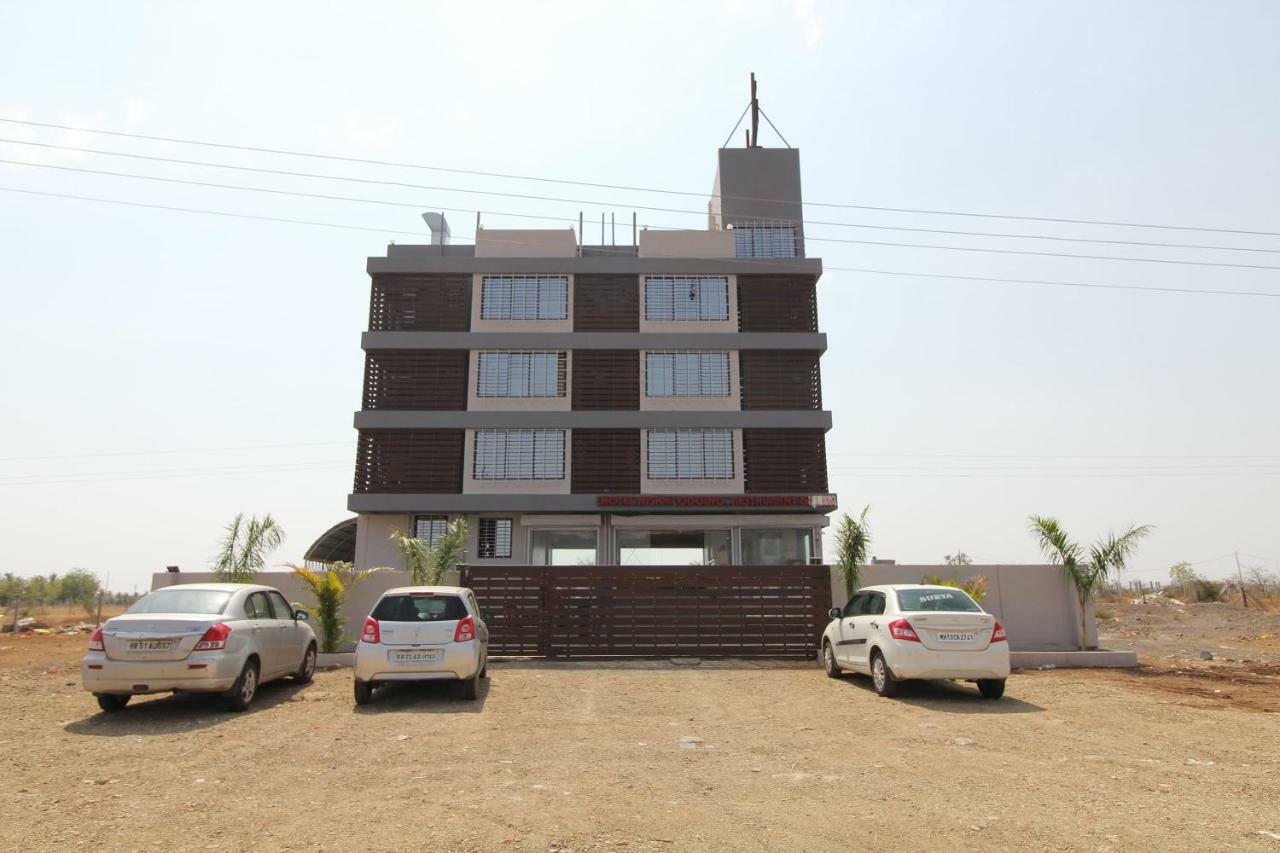 Oyo 37468 Nisha Lodging Hotel โซลาปูร์ ภายนอก รูปภาพ