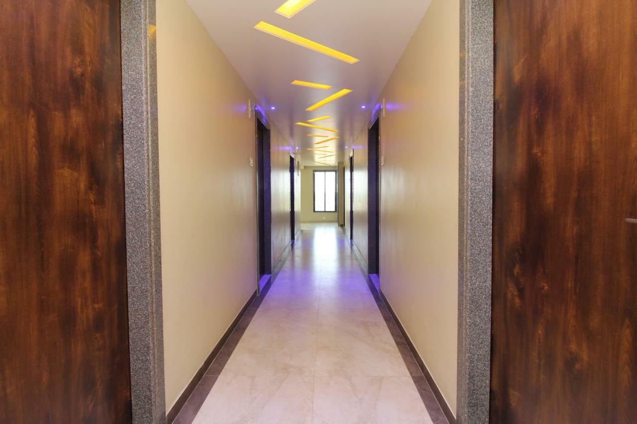Oyo 37468 Nisha Lodging Hotel โซลาปูร์ ภายนอก รูปภาพ