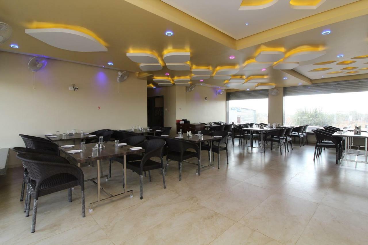 Oyo 37468 Nisha Lodging Hotel โซลาปูร์ ภายนอก รูปภาพ