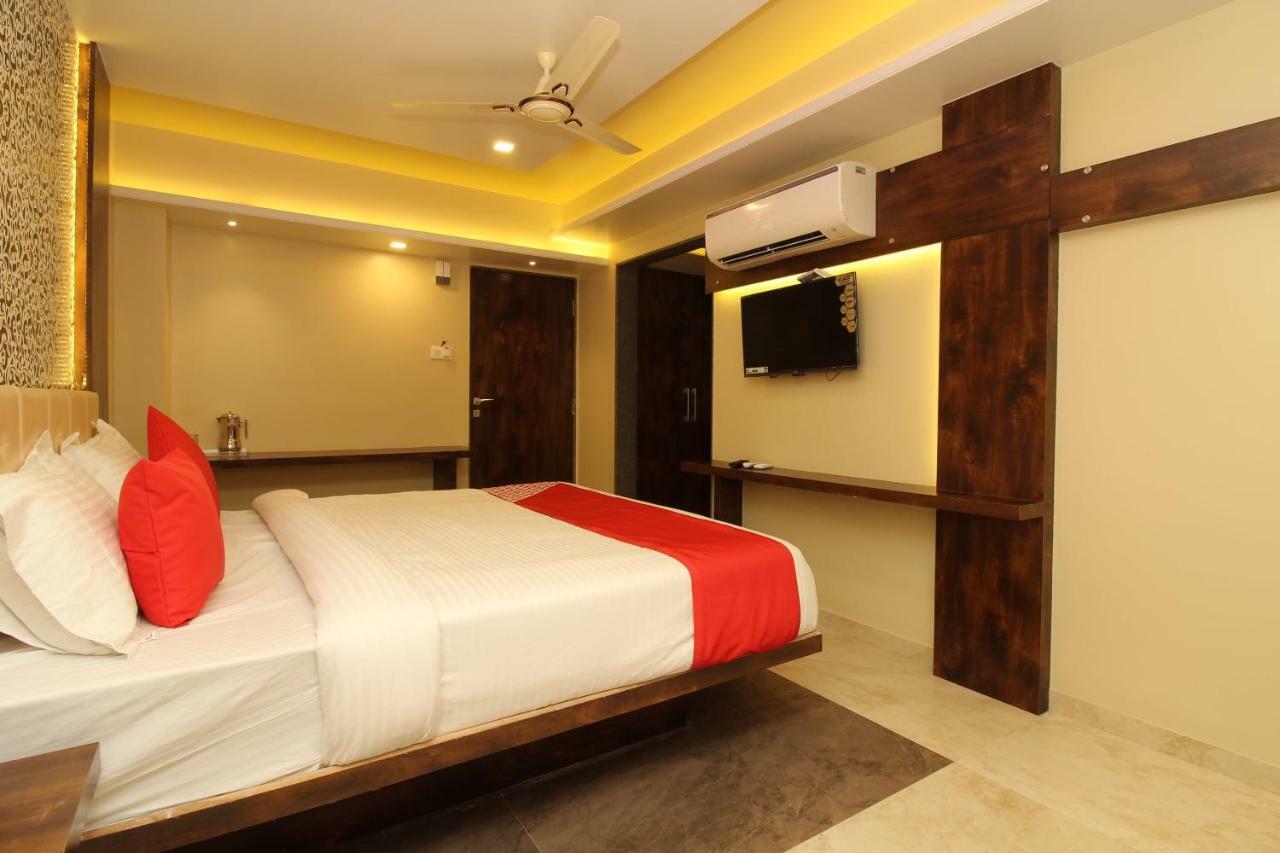 Oyo 37468 Nisha Lodging Hotel โซลาปูร์ ภายนอก รูปภาพ