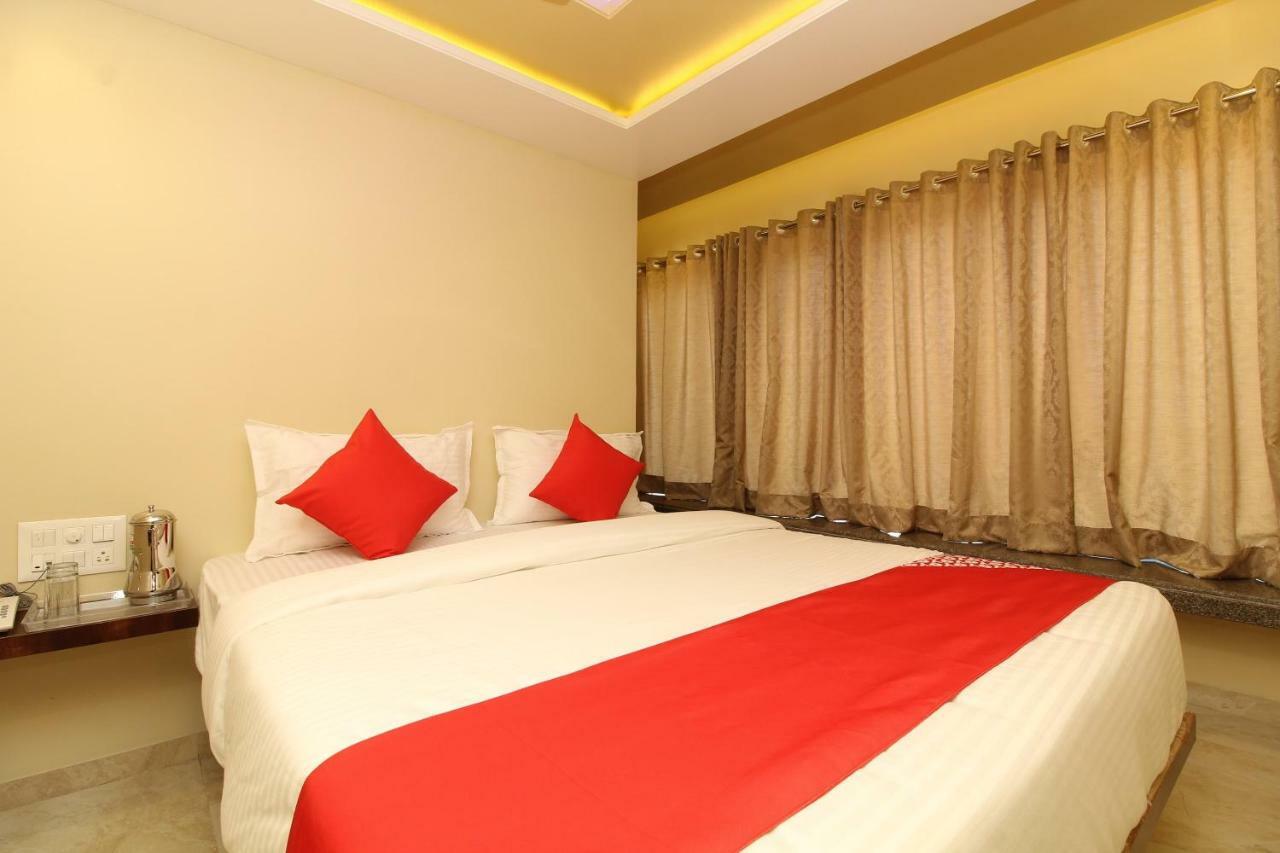 Oyo 37468 Nisha Lodging Hotel โซลาปูร์ ภายนอก รูปภาพ