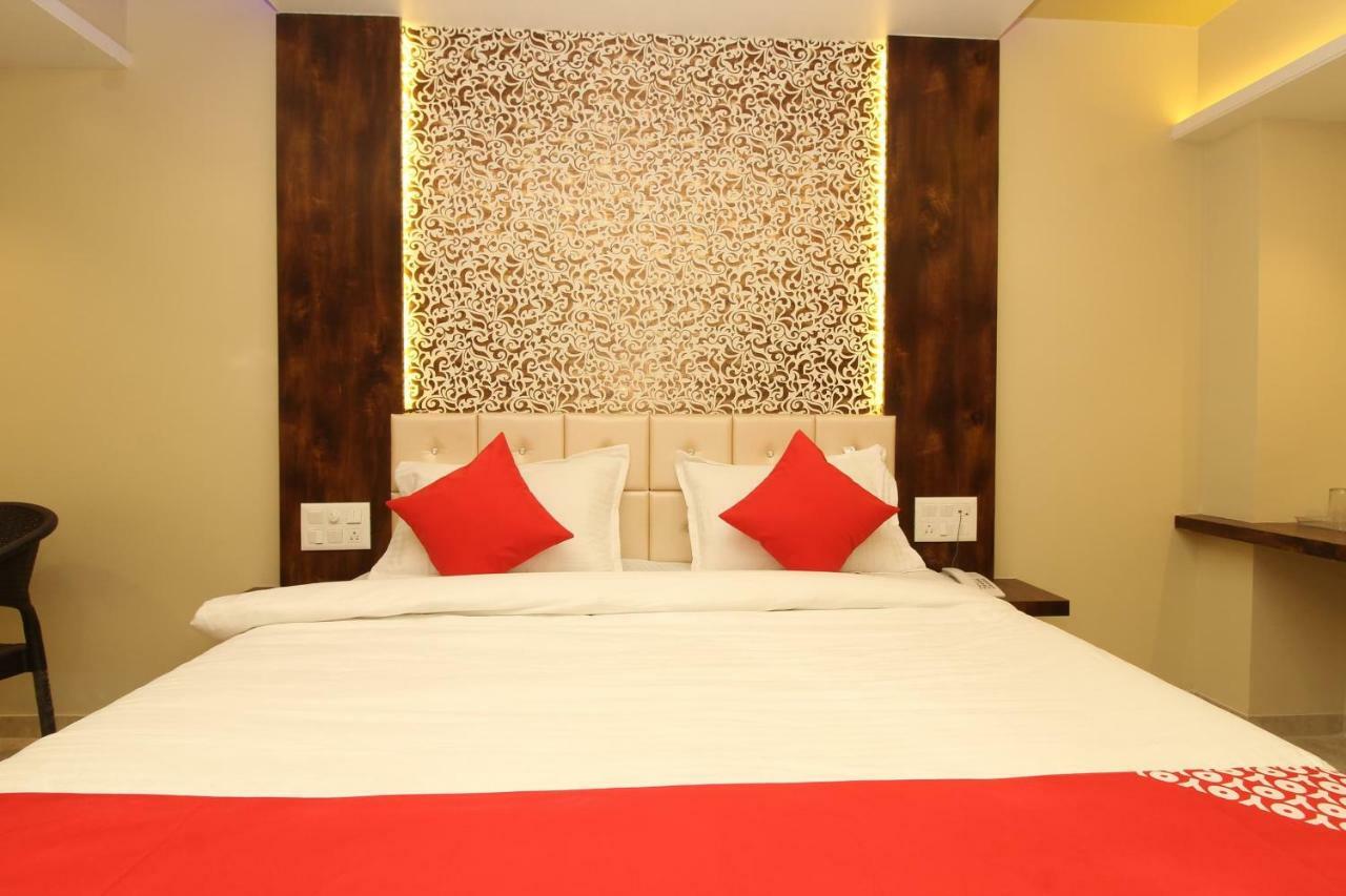 Oyo 37468 Nisha Lodging Hotel โซลาปูร์ ภายนอก รูปภาพ