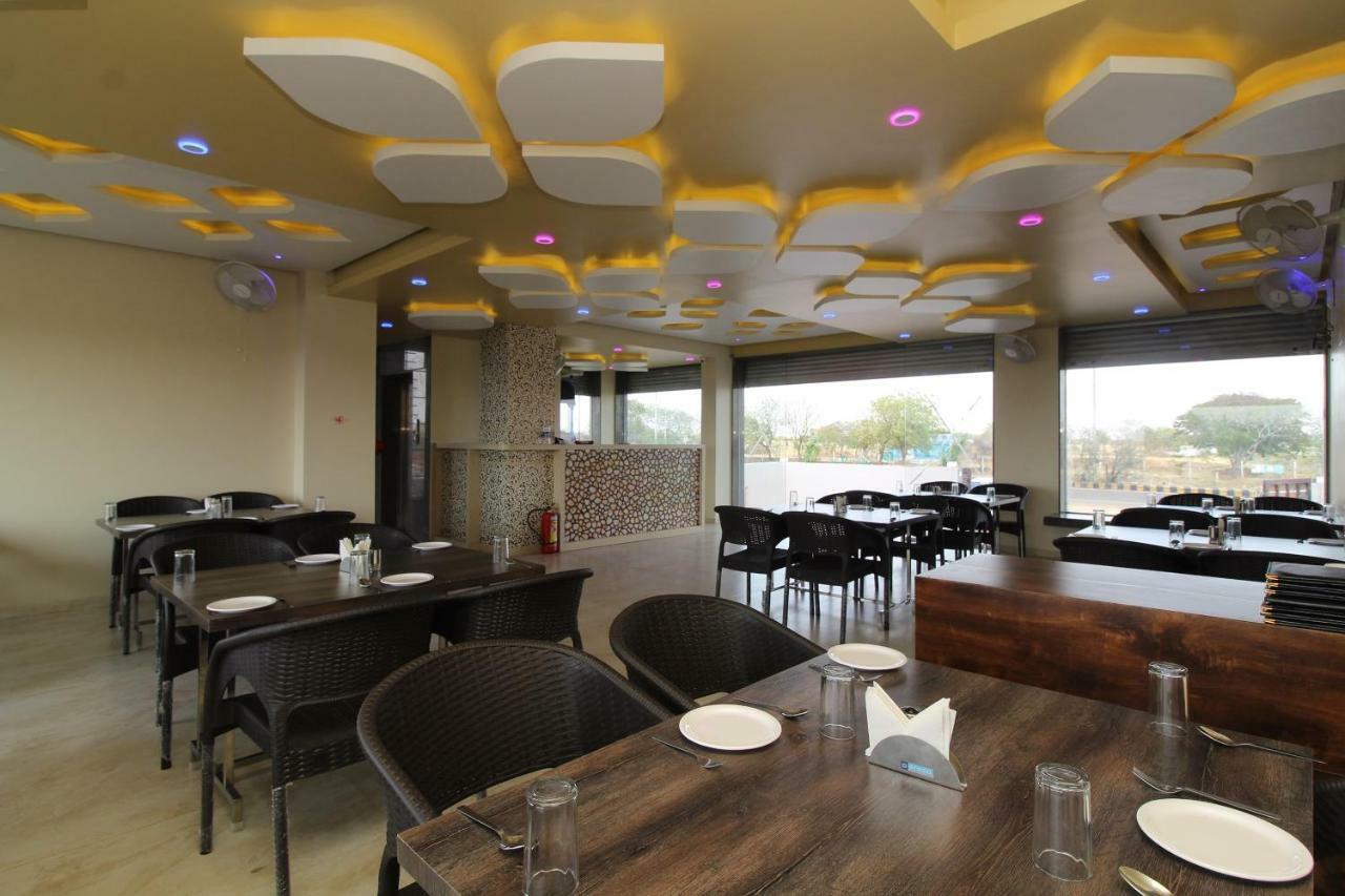 Oyo 37468 Nisha Lodging Hotel โซลาปูร์ ภายนอก รูปภาพ