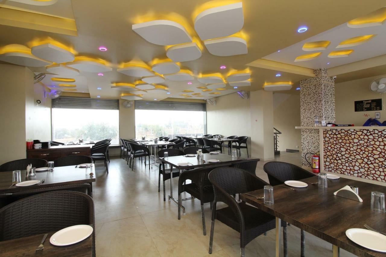 Oyo 37468 Nisha Lodging Hotel โซลาปูร์ ภายนอก รูปภาพ