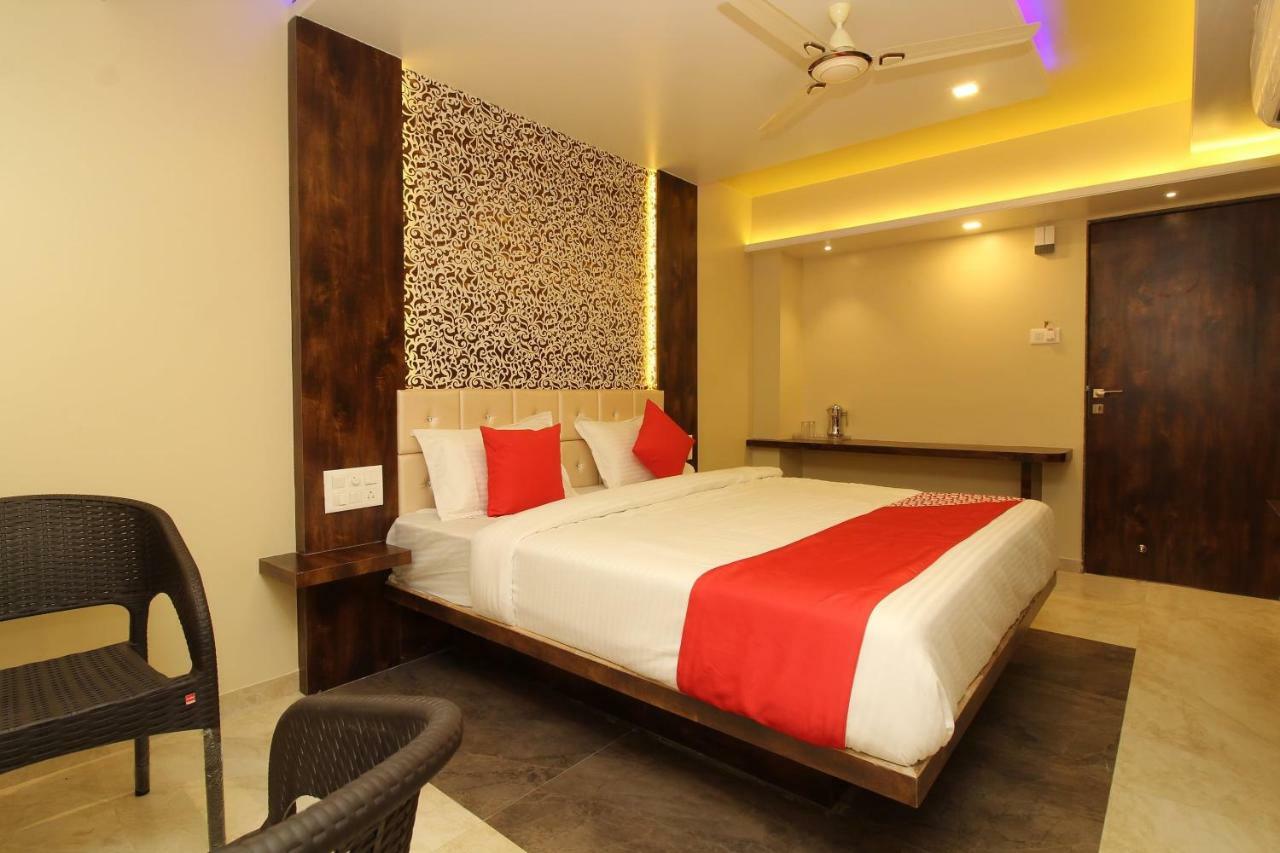 Oyo 37468 Nisha Lodging Hotel โซลาปูร์ ภายนอก รูปภาพ