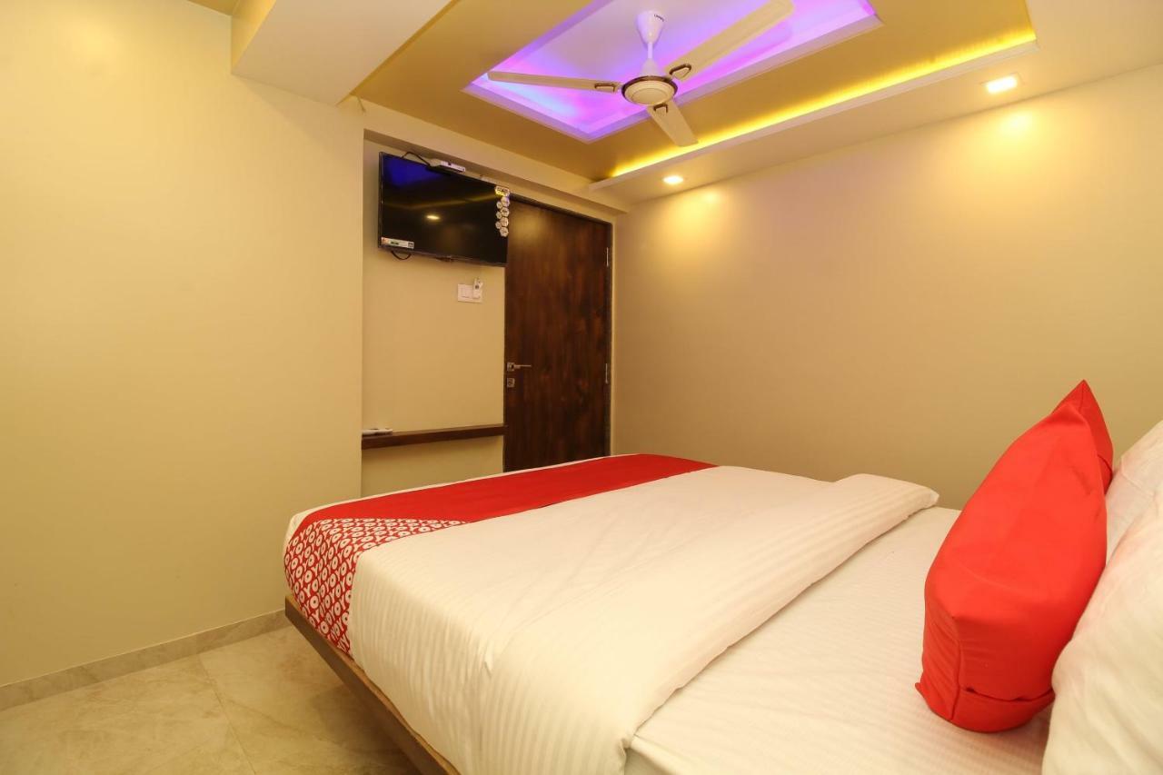 Oyo 37468 Nisha Lodging Hotel โซลาปูร์ ภายนอก รูปภาพ