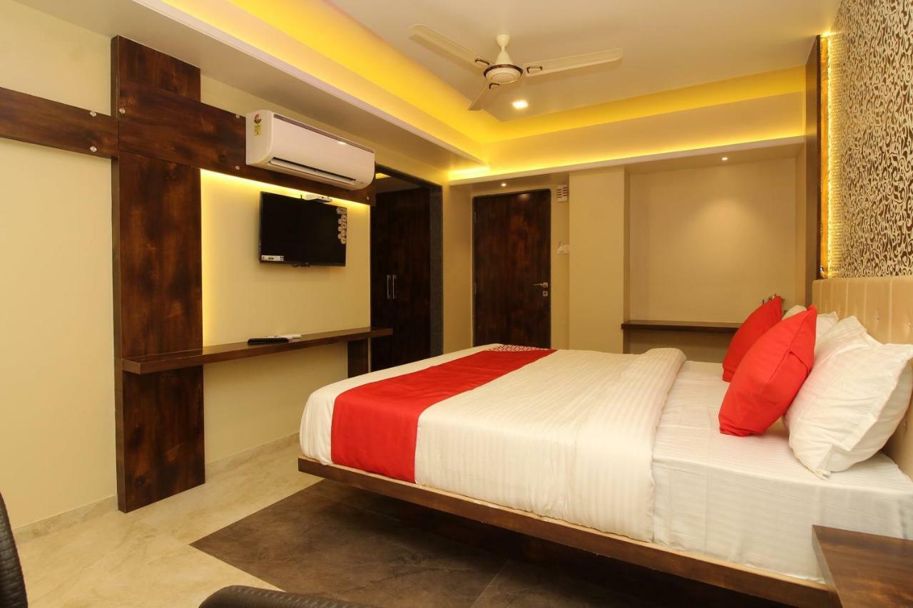 Oyo 37468 Nisha Lodging Hotel โซลาปูร์ ภายนอก รูปภาพ