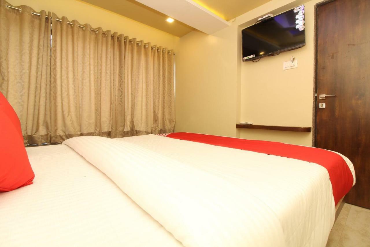 Oyo 37468 Nisha Lodging Hotel โซลาปูร์ ภายนอก รูปภาพ