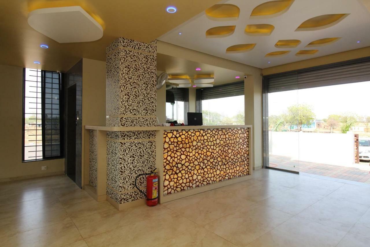 Oyo 37468 Nisha Lodging Hotel โซลาปูร์ ภายนอก รูปภาพ