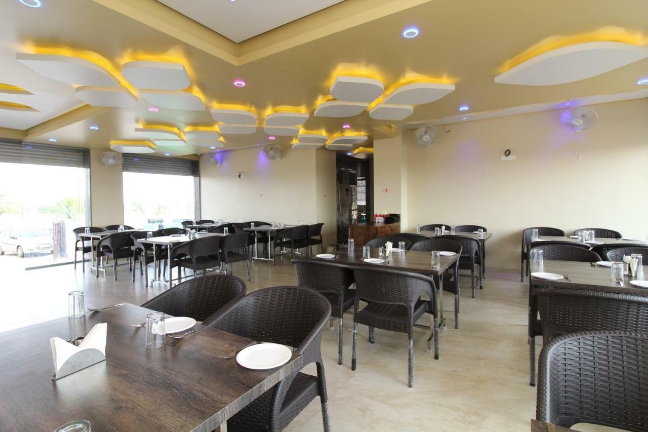 Oyo 37468 Nisha Lodging Hotel โซลาปูร์ ภายนอก รูปภาพ