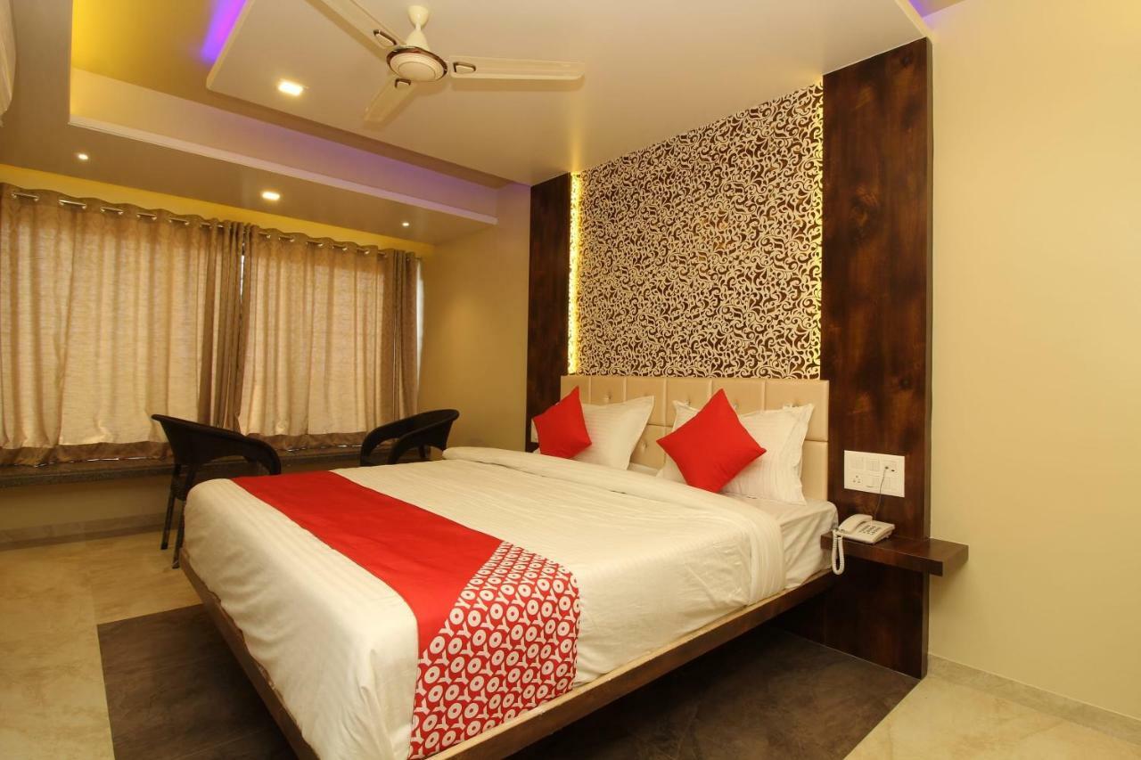 Oyo 37468 Nisha Lodging Hotel โซลาปูร์ ภายนอก รูปภาพ