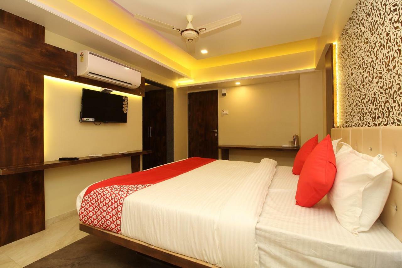 Oyo 37468 Nisha Lodging Hotel โซลาปูร์ ภายนอก รูปภาพ