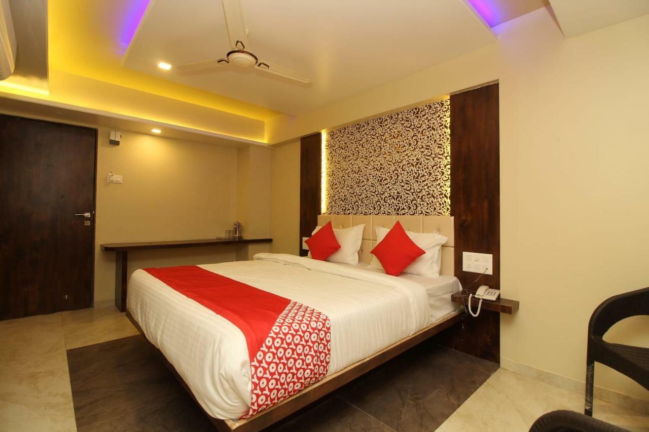 Oyo 37468 Nisha Lodging Hotel โซลาปูร์ ภายนอก รูปภาพ