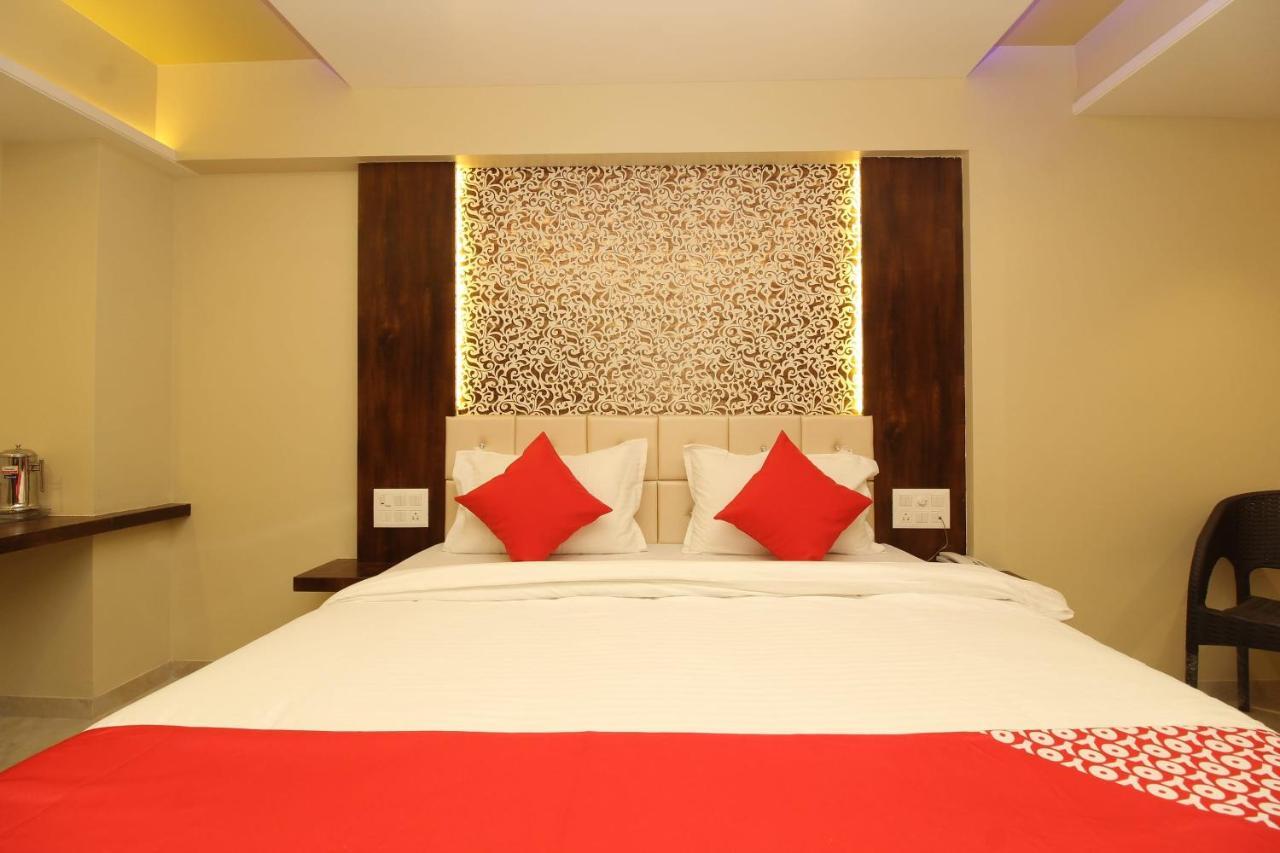 Oyo 37468 Nisha Lodging Hotel โซลาปูร์ ภายนอก รูปภาพ